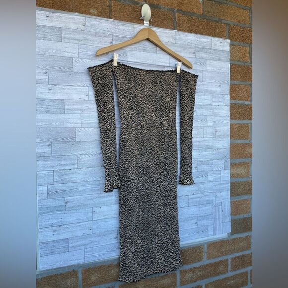 Farrow
Lucinda Off-Shoulder Leopard Dress Smocked leopard-print dress small - Picture 6 of 16